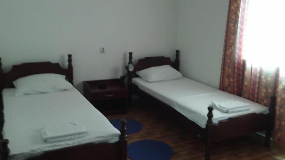 Hotel Evropa Podgorica Ngoại thất bức ảnh