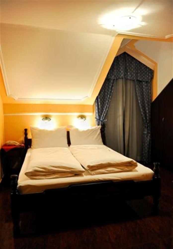 Hotel Evropa Podgorica Ngoại thất bức ảnh